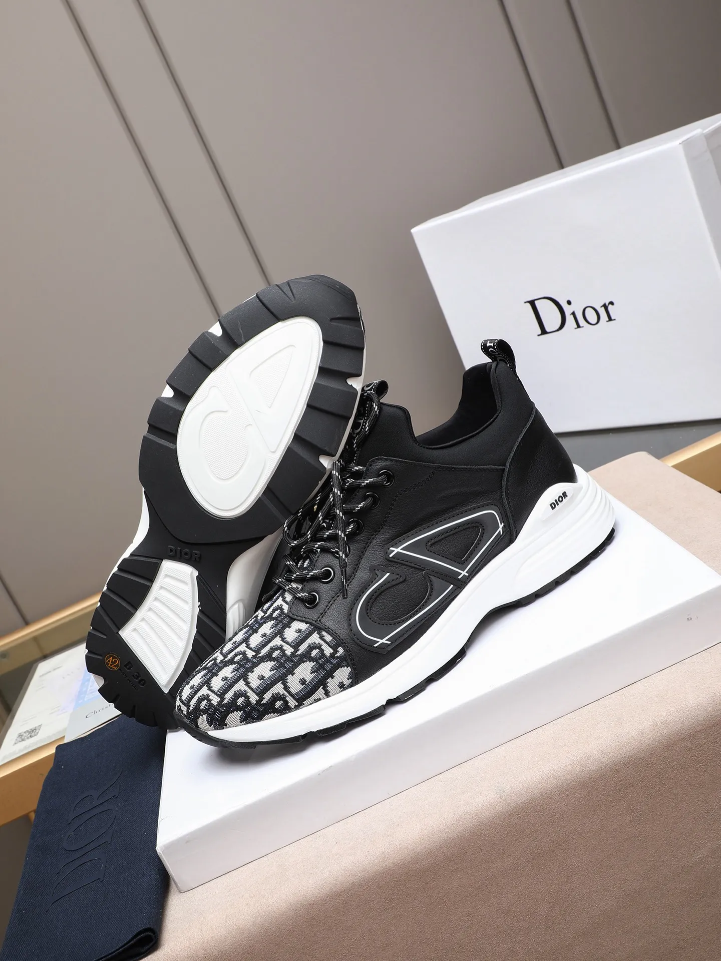 Men's shoes 💰460 💰Dior [Dior] 😘😘High-end series of casual men's shoes, simple and elegant👍👍👍The upper is made of first-layer genuine leather spliced ​​with Dior's special material [sun][sun]; imported first-layer sheepskin lining; special outsole, wear-resistant, lightweight, the overall design is harmonious and unified without lacking personality 👣🌟✨You deserve it! 5 colors😍Sizes 38~44. (45 custom-made) The picture above is a big seller🔥🔥🔥